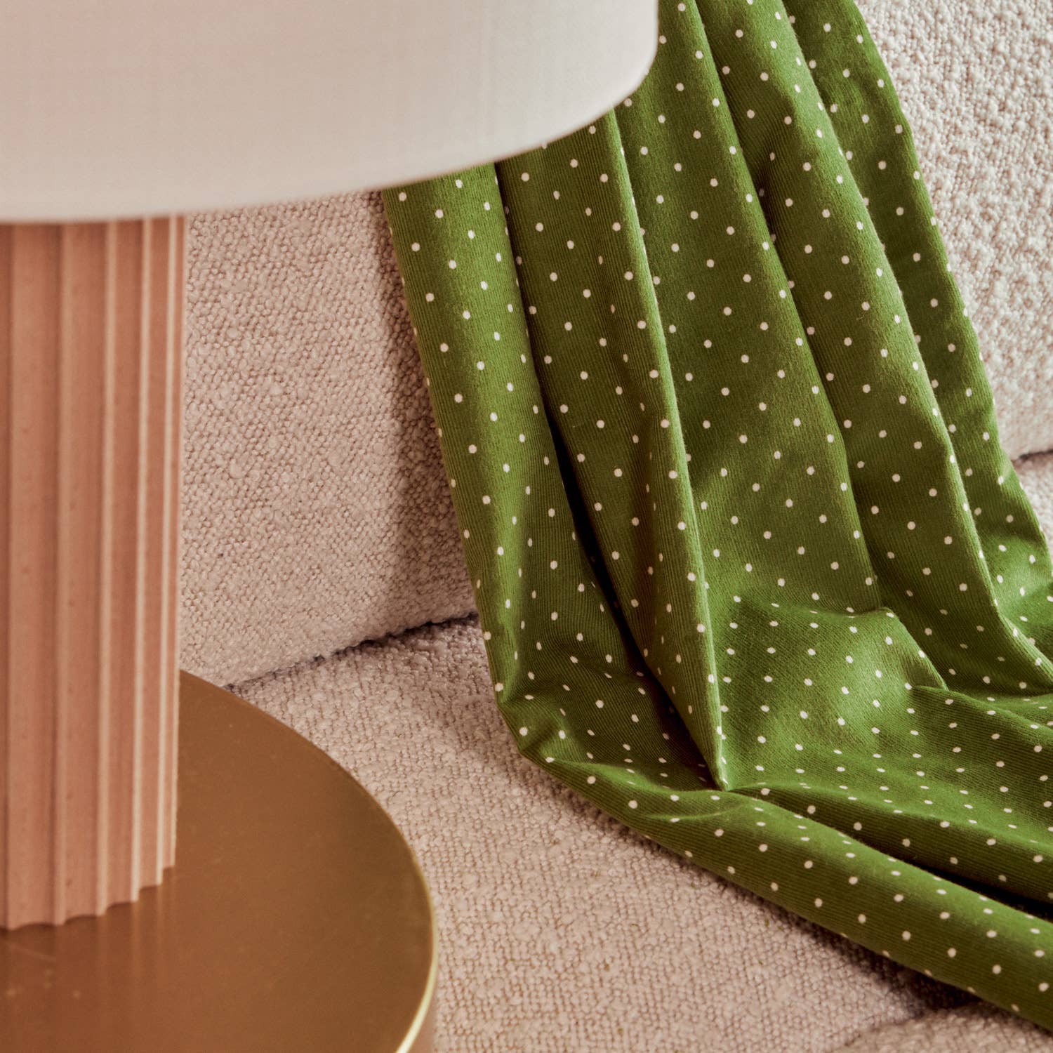 Atelier Brunette - Fabrics & Sewing Patterns Shop - Vente Tissu - Tissu feuille de matcha en velours côtelé à pois1