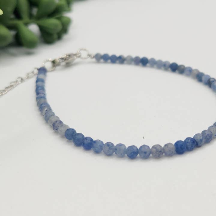 Meraki Gemstones - Vente Bracelet de perles - Bracelet en Aventurine Bleue Facettée 3MM avec Fermoir Couleur Argent3