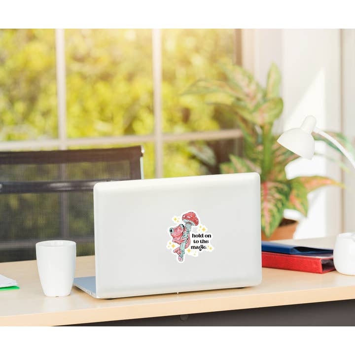 Adesivo rosa «Hold on the to Magic», rana sul fungo per la vendita all'ingrosso da parte di The Vault