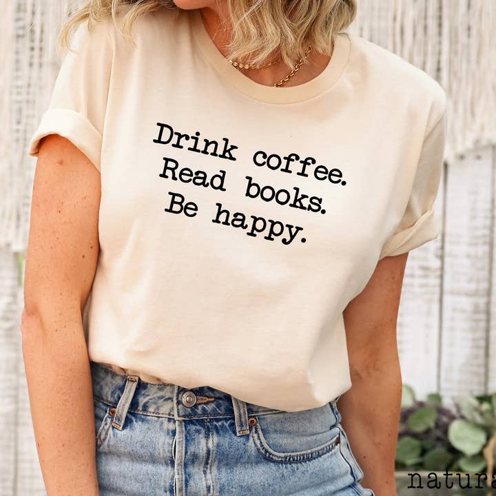 Bere caffè Leggi libri Sii felice, Camicia amante del libro, Libro per la vendita all'ingrosso da parte di Custom T Story