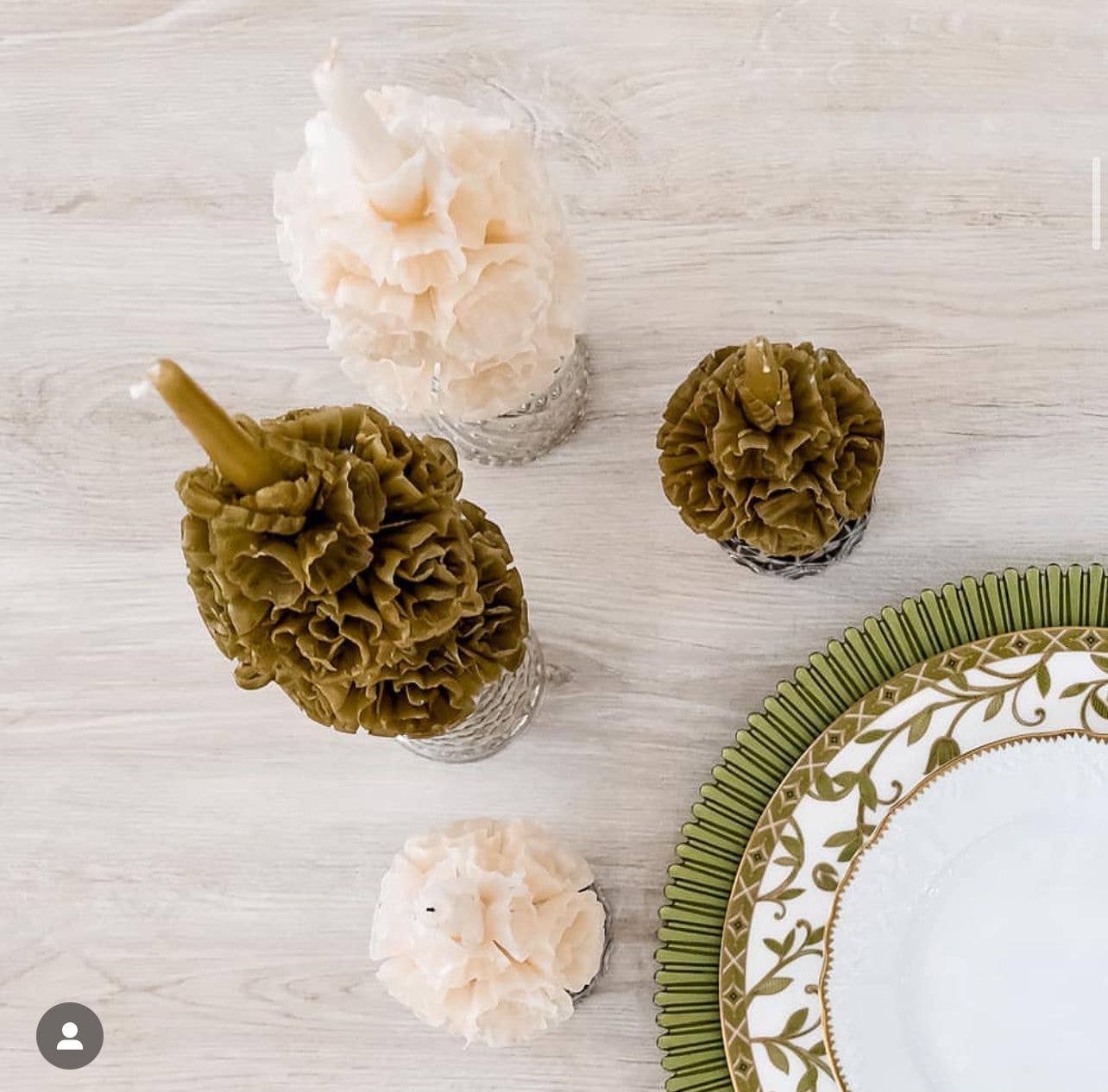 Moderno Decor - Decorative Floral Candles - Venta al por mayor Velas cónicas/candeleros - Vela cónica floral artesanal de cera de abejas color oliva - arte de Oaxaca2