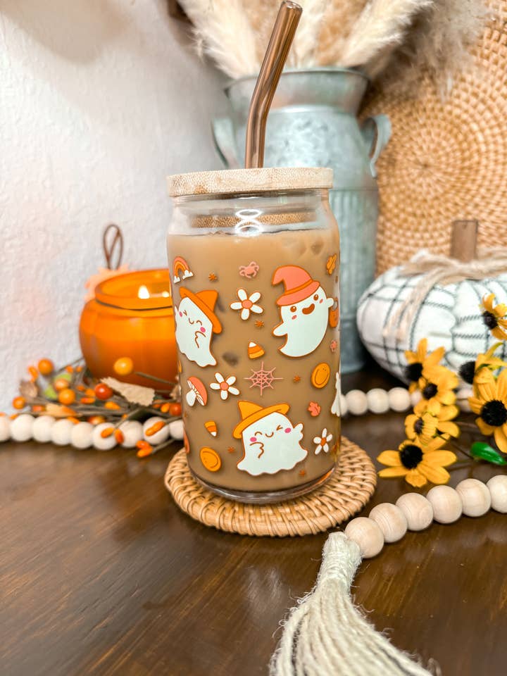 Cute & Retro Ghosts Herbst-Halloween-Glasbecher, 16 Unzen und 20 Unzen für den Großhandel von Curly Tailed Designs