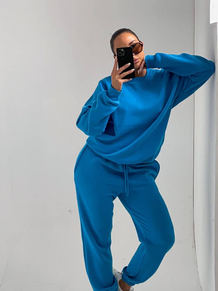 Femme Luxe - Wholesale Lounge Set - Women's - Blue Oversized Long Sleeve Crew Neck Raw Hem Crop Sweatshirt Cuffed Joggers Loungewear Set - Averi0