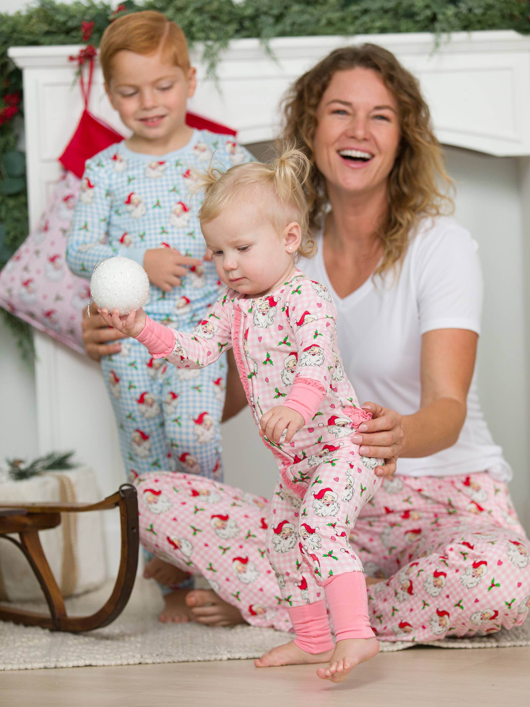 Lyserød SoftSnooze™ Baby Girls Bambus Viskose Pink Dear Santa Konvertibel Flæseheldragt med Fødder Pyjamas for engroshandel på Faire1