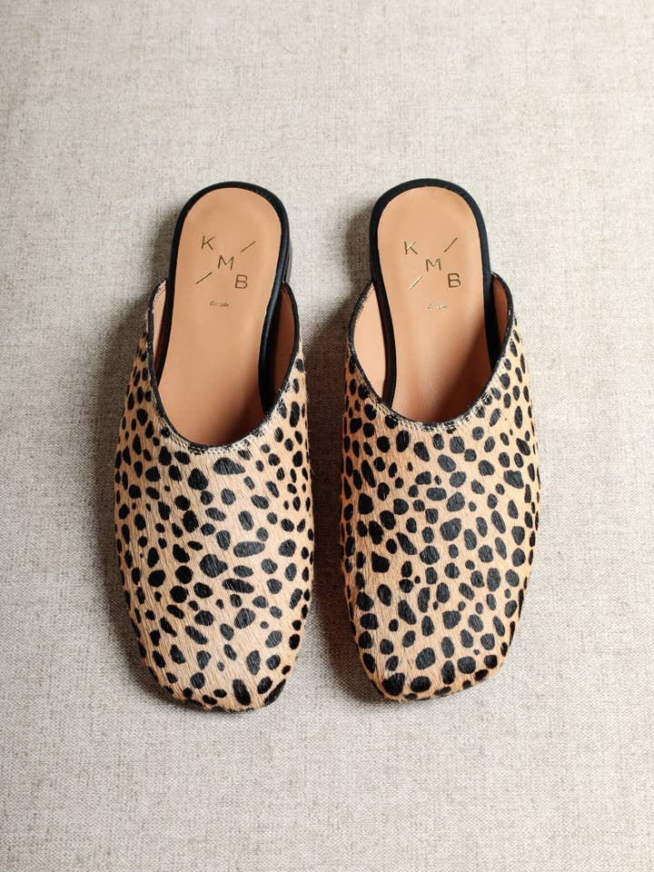 CHIARA CHEETAH – Ponyskin Mule med Asymmetrisk Läst för wholesale av KMB Shoes