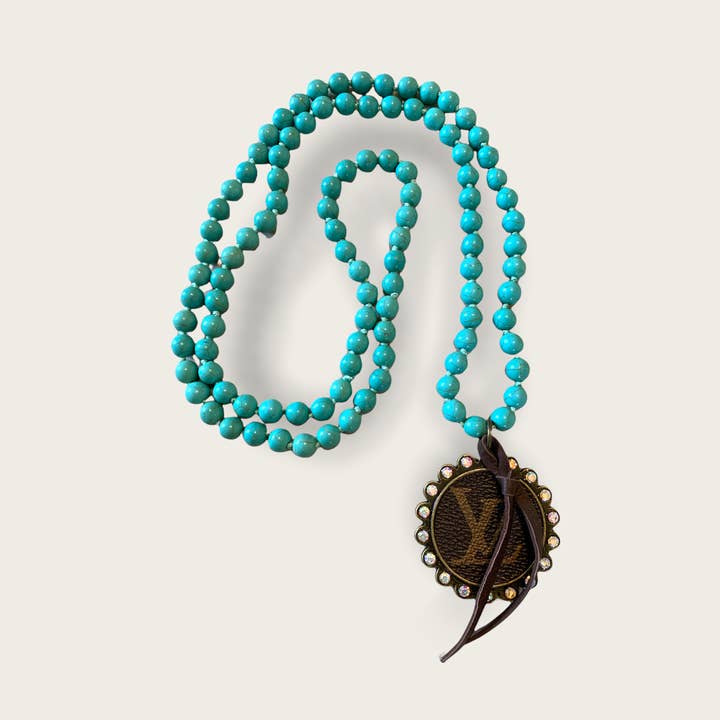 Collier recyclé en howlite turquoise pour la vente par Junk And The Gypsy