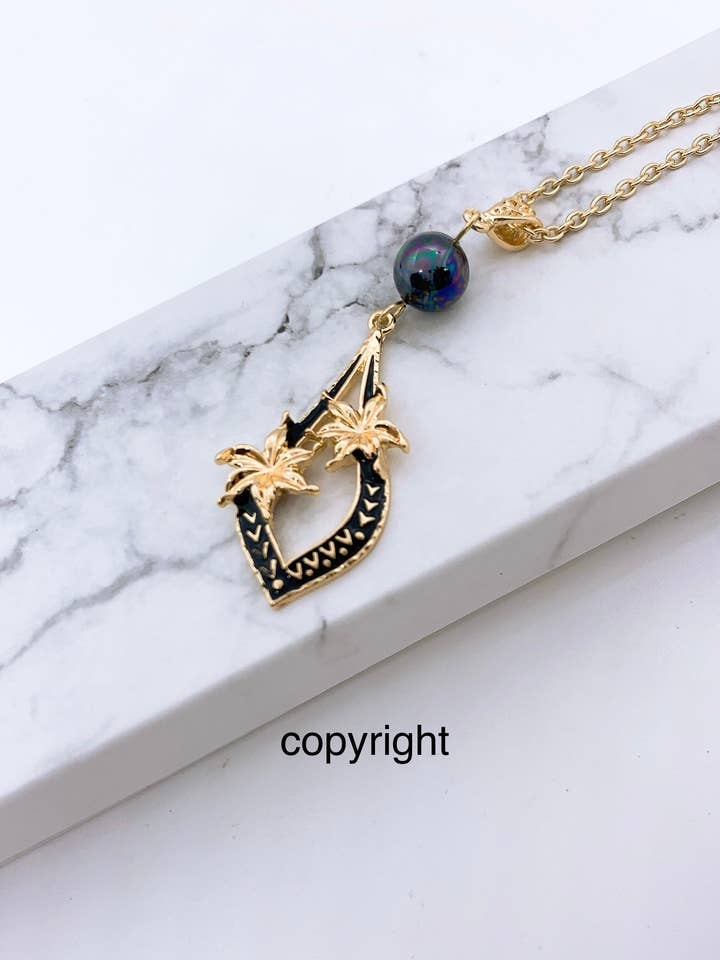 Collier en or Hamilton avec perles de coquillage et fleurs de plumeria en émail noir hawaïen en forme de diamant pour la vente par Anela's Jewelry