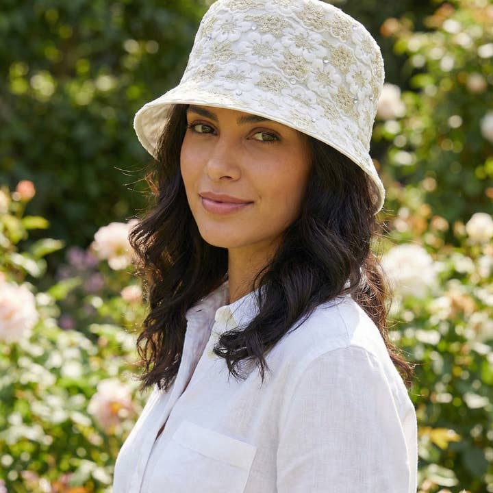 LC1 - Chapeau Bob en Dentelle Florale avec Broderie Dorée pour la vente par Maspros