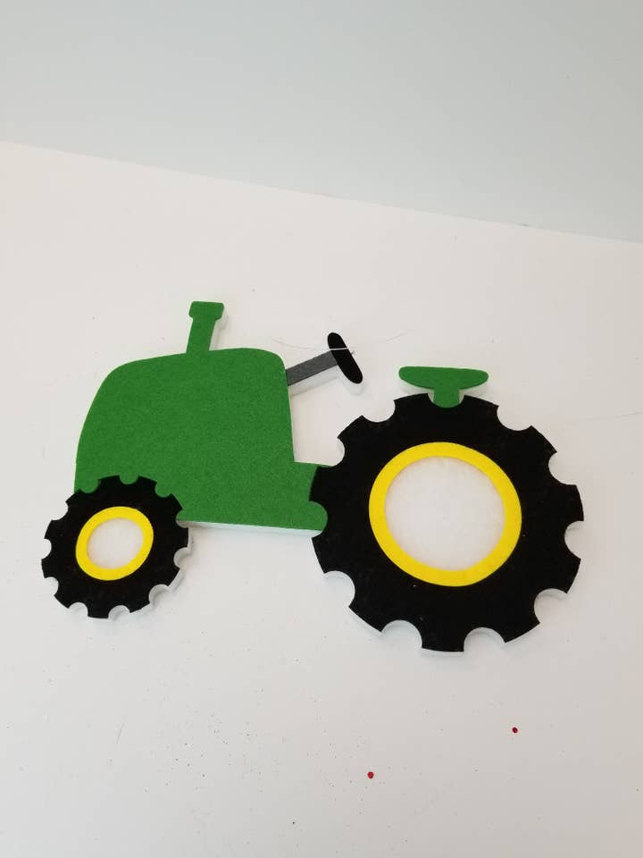 TRACTEUR VERT EN MOUSSE DE 12 PO pour la vente par Waterman's Loft Inc.