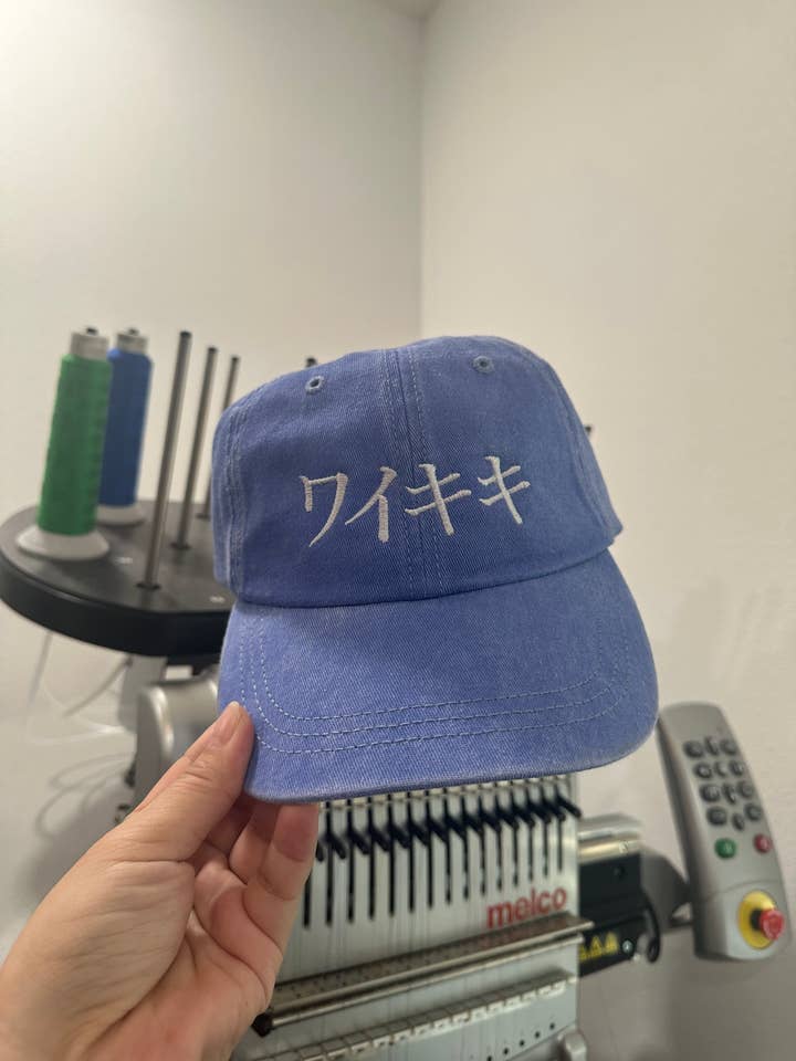 Chapeau japonais Waikiki brodé en katakana Waikiki pour la vente par HI Family
