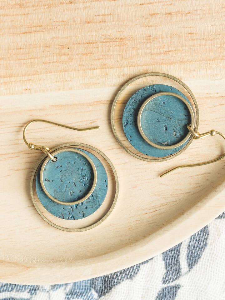 Boucles d'oreilles en laiton - Bleu canard pour la vente par Hello Lovely Cork Co.