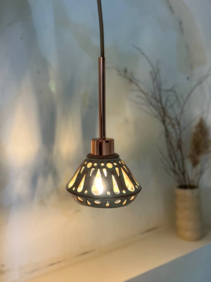 Petite suspension en céramique - Cône angulaire marocain pour la vente par KF Stoneware