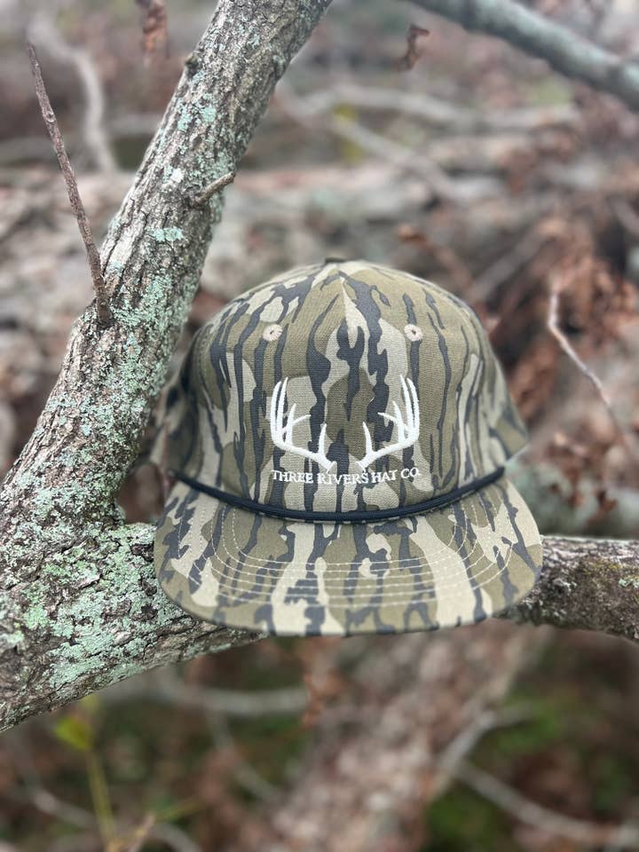 Klassisk Whitetail Rack - Reb Snapback - Mossy Oak for engroshandel hos Three Rivers Hat Co.