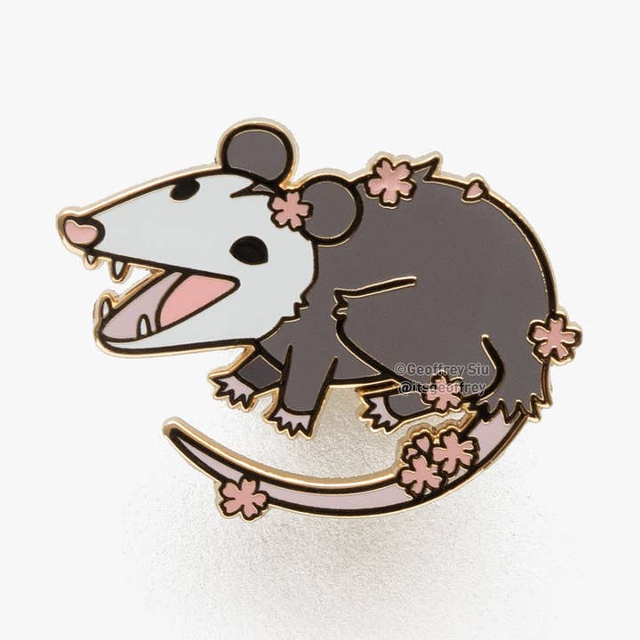 Spilla in smalto duro Cherry 'Possum per la vendita all'ingrosso da parte di Geoffrey Siu Art LLC