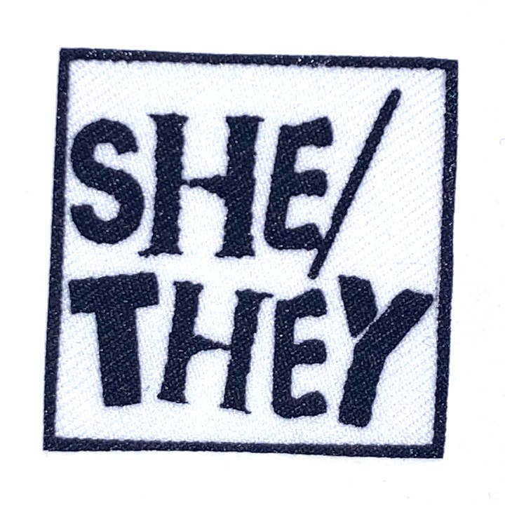 Patch en coton SHE/THEY (noir sur blanc) pour la vente par The Darks Art