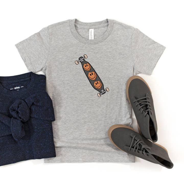 Skate com carinhas sorridentes | Gola redonda juvenil de manga curta por atacado de The Juniper Shop Wholesale