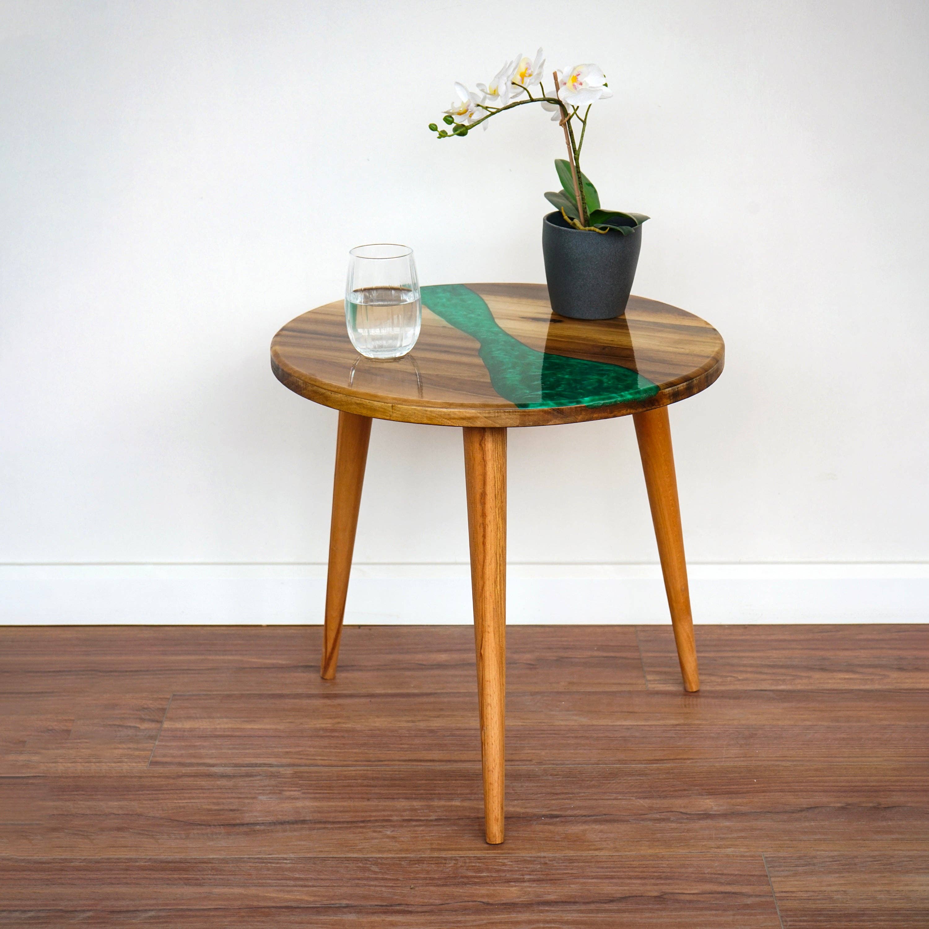 Ultimate Premium Products – wholesale Soffbord – Live Edge River Green harts runt soffbord - epoximöbler16