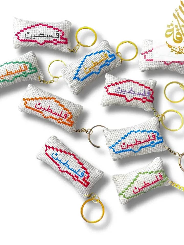 Porte-clés coussin en peluche avec carte de Palestine assortie et design arabe Tatreez pour la vente par Palestinian Elegance