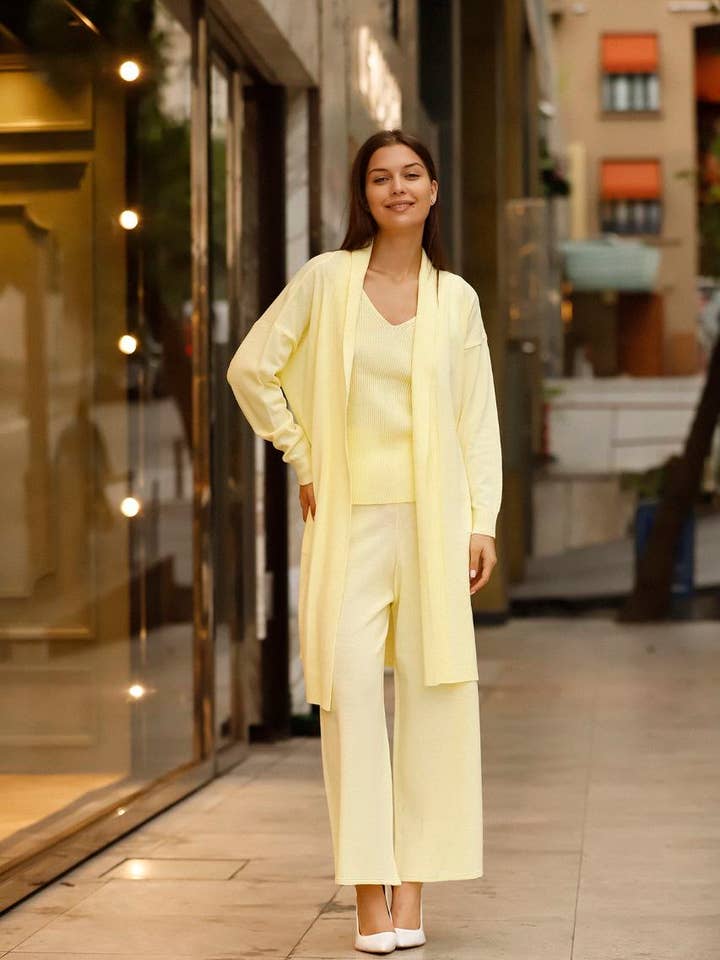 Ensemble d'automne en tricot trois pièces en jaune pour la vente par Dressentials