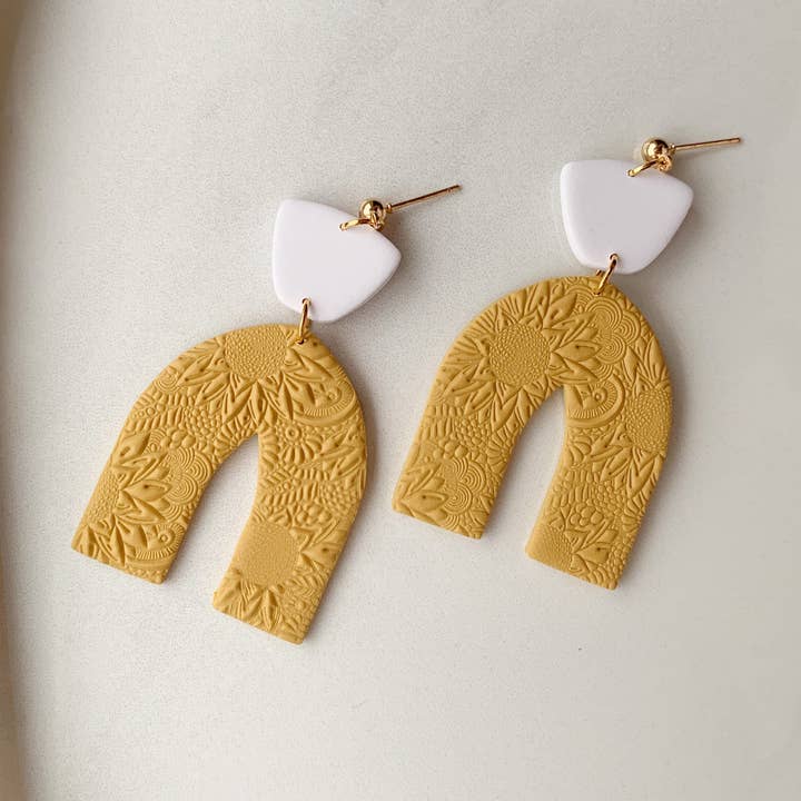 Brinco Textura Alora em Sunny Mostarda por atacado de Clay By Denae