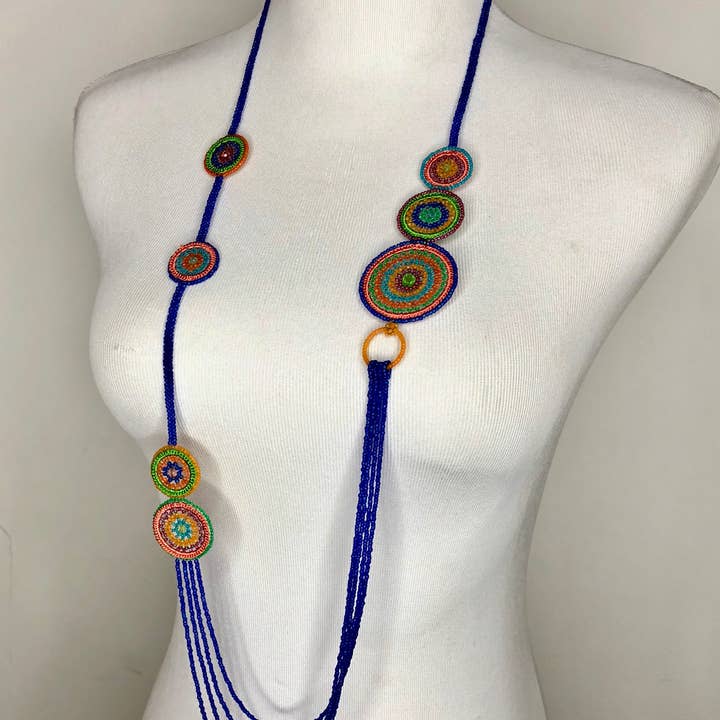 Collier perlé-confettis pour la vente par KVZ Designs