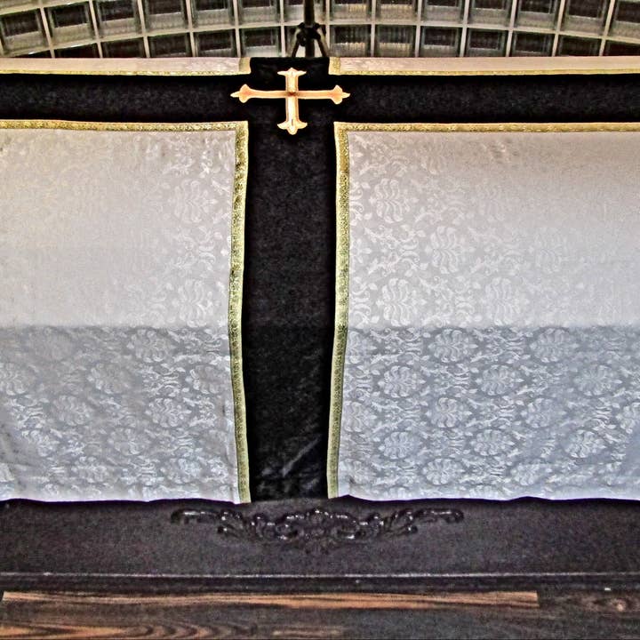 mds # 11121 - Elegant kasel och begravningspall handbroderad. för wholesale av mds