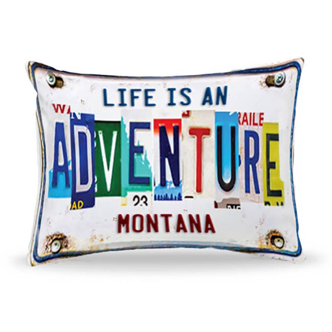 Oreiller - License Plate Life est une aventure (nom drop) pour la vente par Mariasch Studios