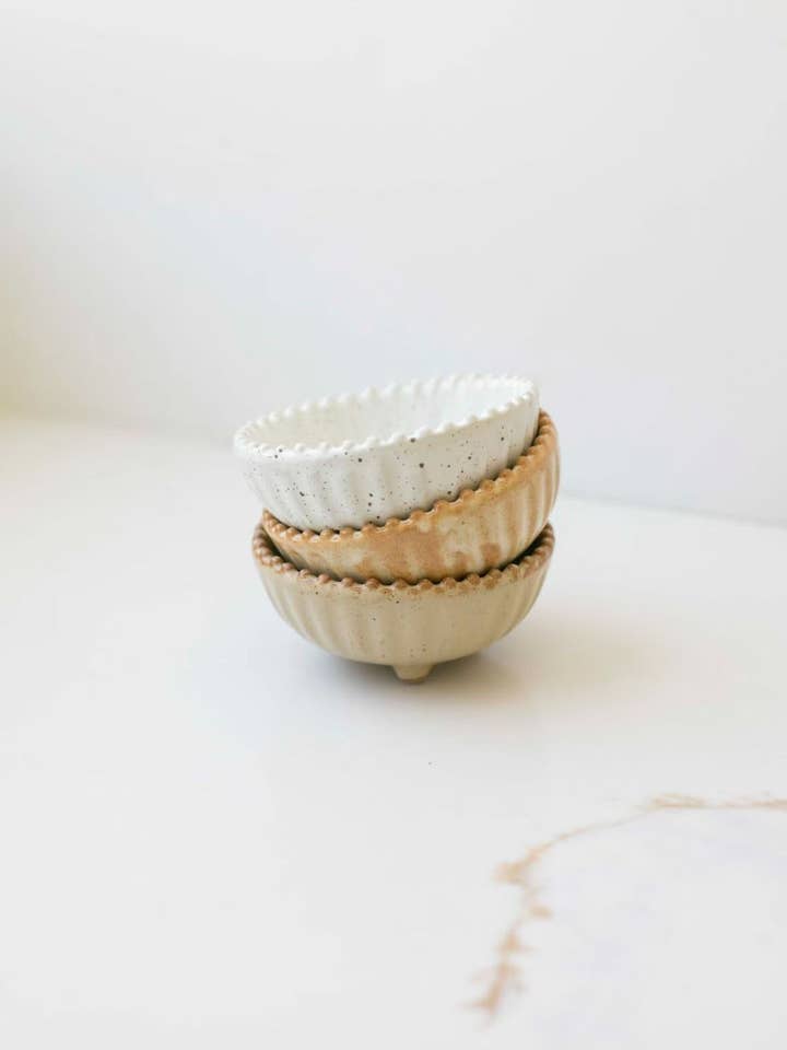 Ruffled Edge Ceramic Pinch Bowls for wholesale by Fodory