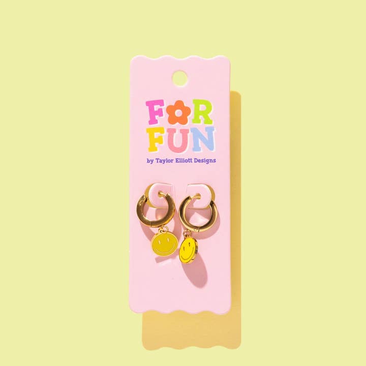 FÖR SKOJ - Huggie Örhängen - Guld Hoops + Smileys - Kenzie för wholesale av Taylor Elliott Designs