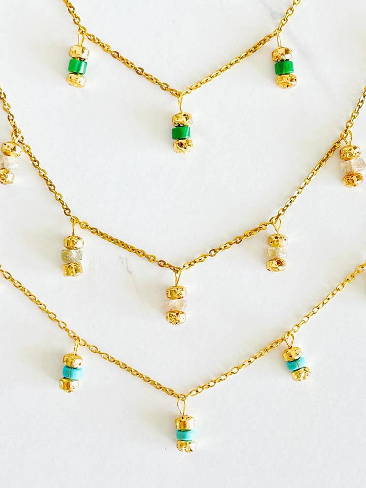 Collier à breloques en hématite et pierres texturées en métal doré pour la vente par Hand Art Soul