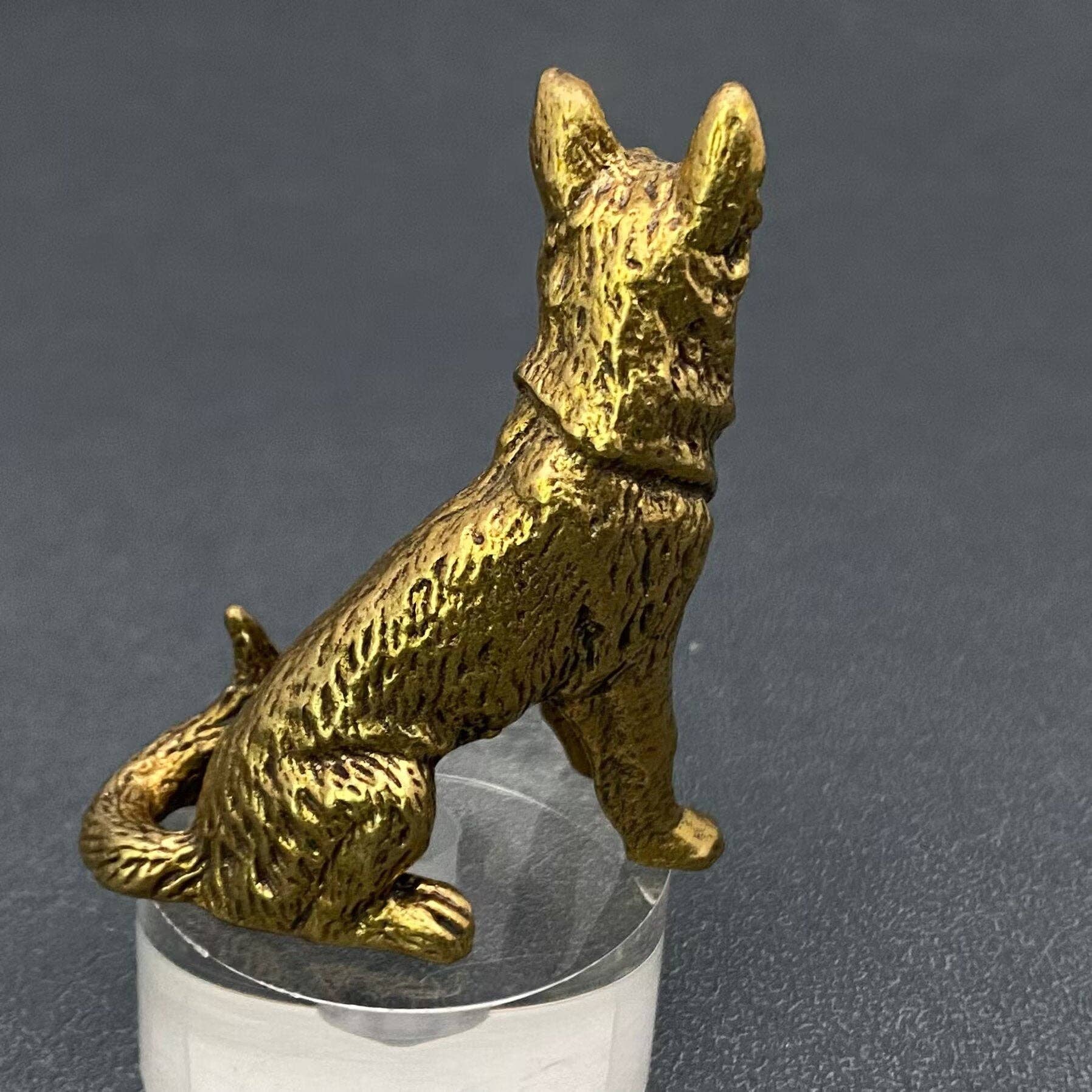 Mio Queena – Engroshandel Pyntefigur – Skrivebordsdekoration i messing fra Brass Dog Crafts2