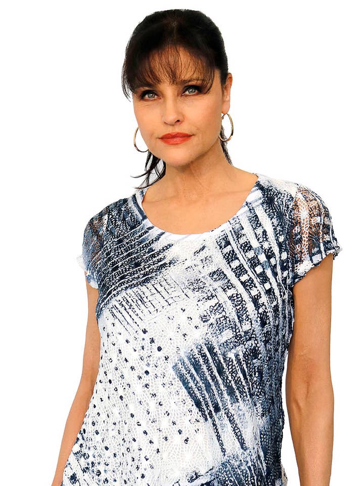 824P815 Kurzarm-Top mit High-Low-Chiffonsaum für den Großhandel von Impulse California