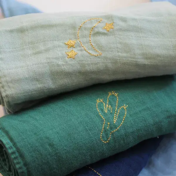 BARNABÉ AIME LE CAFÉ - Wholesale Inbakerdoek - Baby - Dubbelzijdige mousseline katoenen geborduurde babydoek3