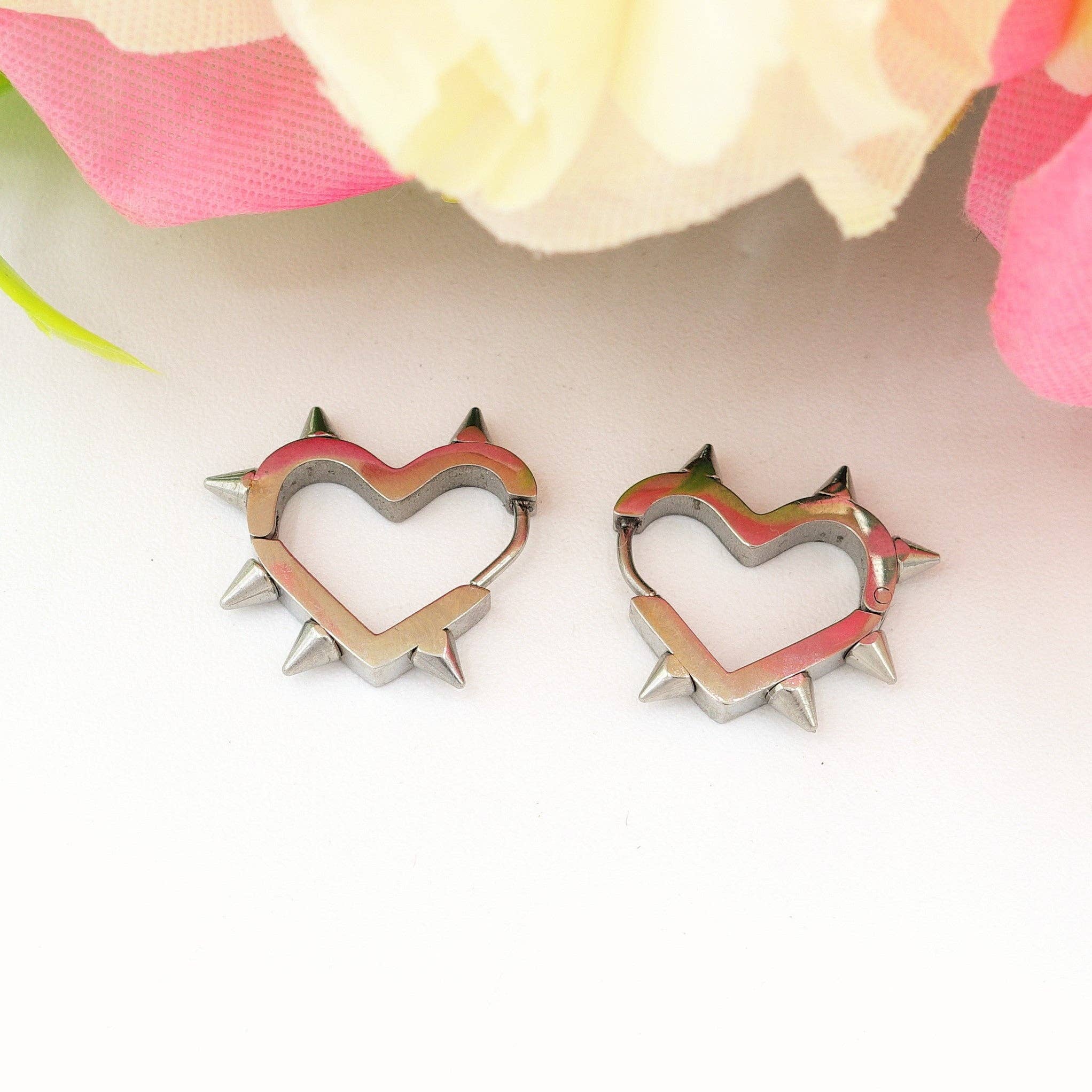 Daemon srls – wholesale Solitärörhängen – SUSY - rostfritt stål - hjärtformade hoop-örhängen med spetsar1