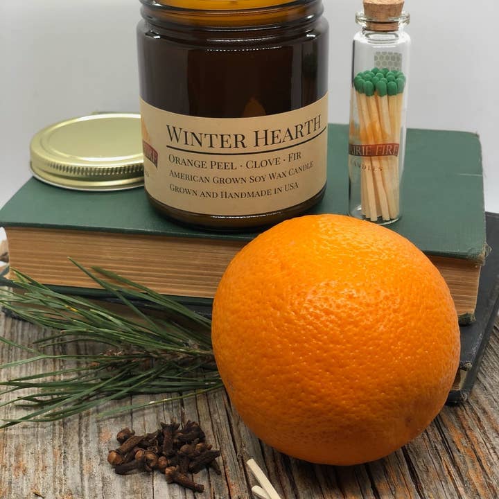 Prairie Fire Candles – Großhandel Kerze im Glas / gefüllte Kerze – Winter Hearth Sojakerze | Apothekerglas aus Bernstein, 9 oz