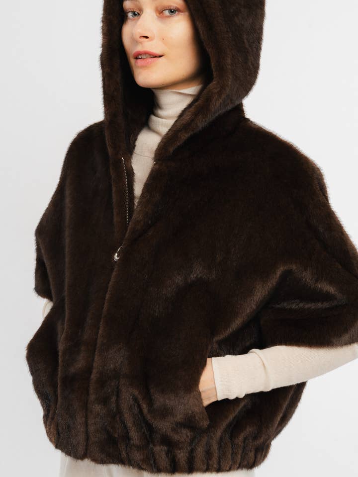 Manteau court à capuche manches courtes en fausse fourrure pour la vente par JULIA PARIS