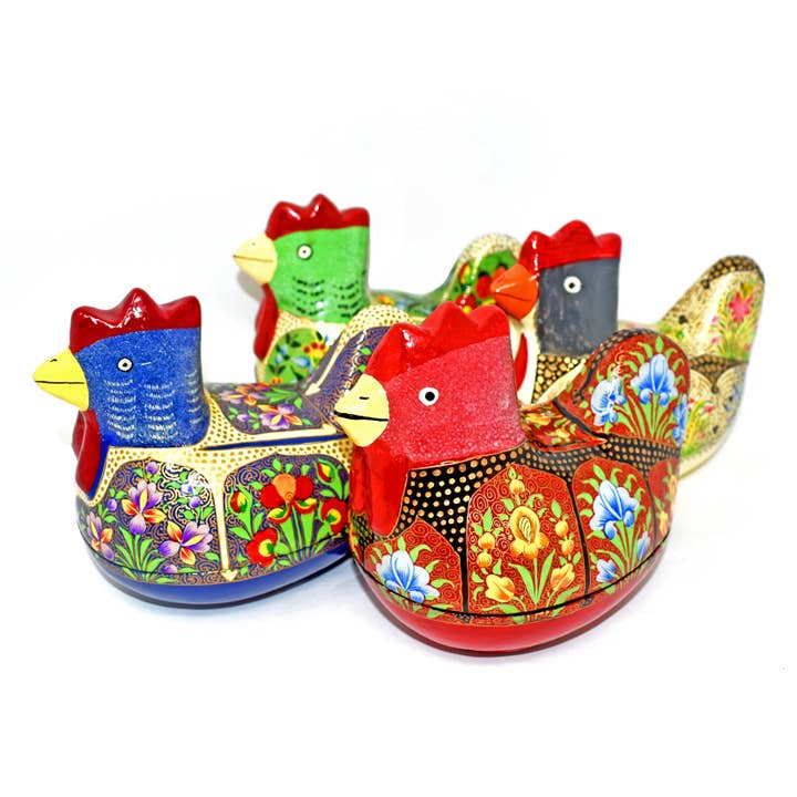 Boîte en papier mâché peinte à la main en forme de poule de Pâques, design cachemire pour la vente par Fair to Trade Ltd