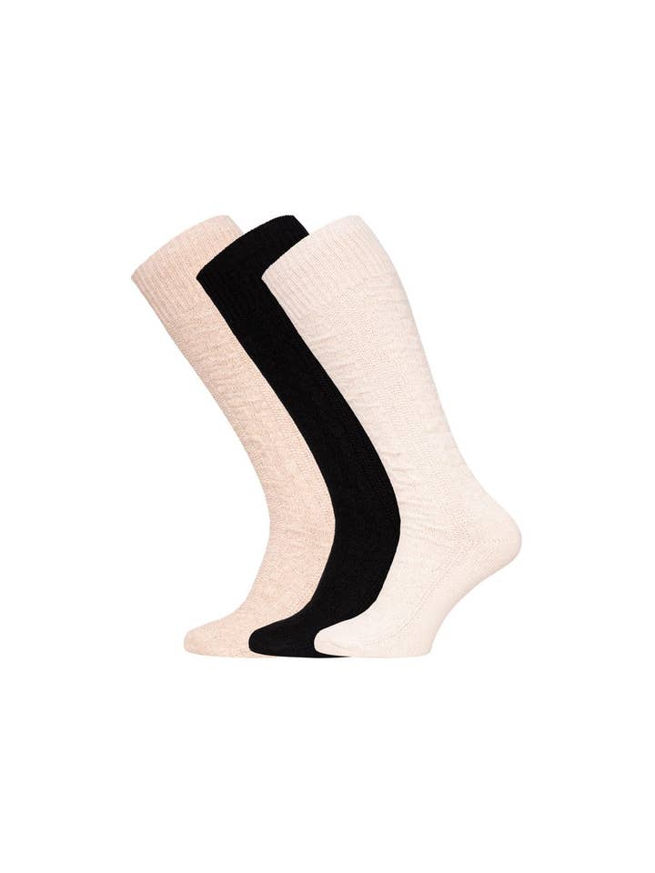 HomeOfSocks - Wholesale Socks - Unisex - A pair of knee-high socks made of 70% lambswool with a cable pattern1