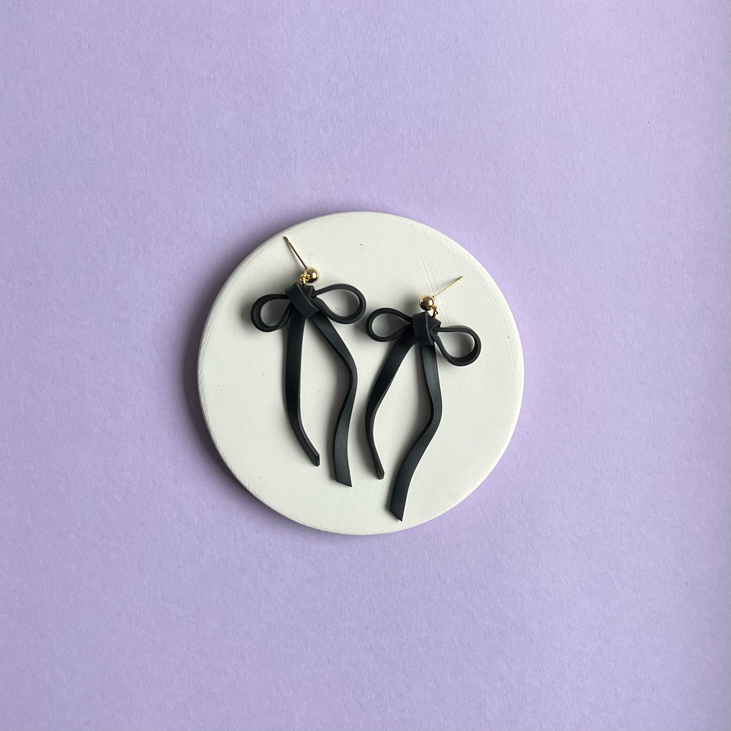 Common Good Clay – Großhandel Ohrhänger – Kleine Schleifenohrringe zum Valentinstag in Rot und Schwarz1