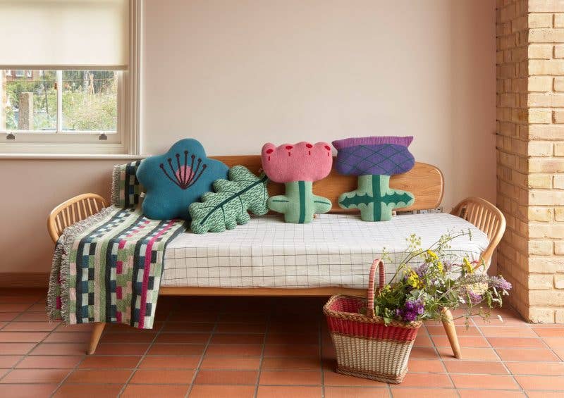 Donna Wilson – Almofada decorativa/de sofá por atacado – Almofada Flor Cardo2