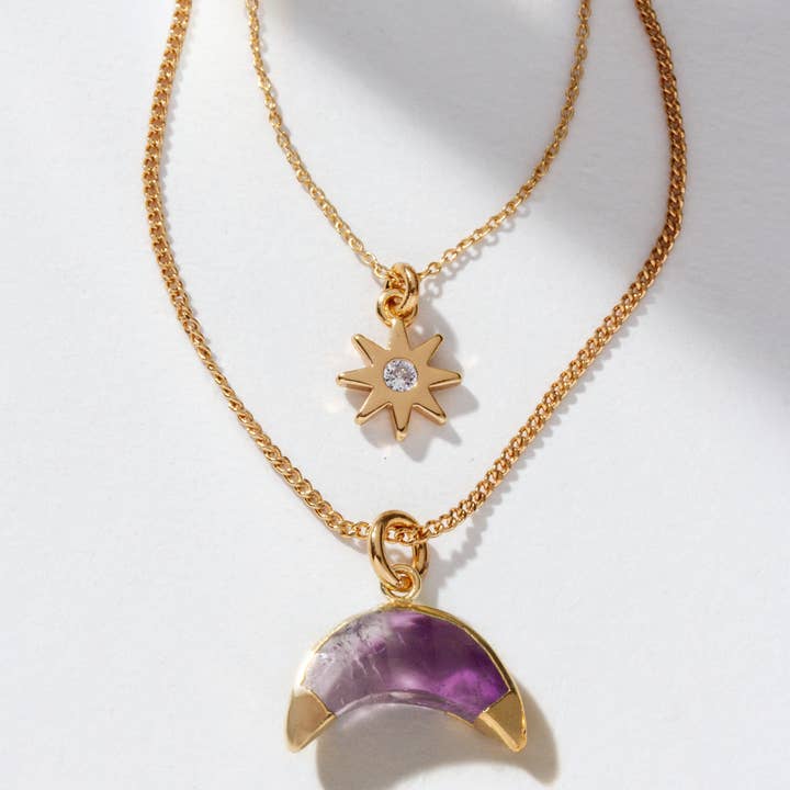 Lagdelte Halvmånevedhæng i Ametystkrystal for engroshandel hos The Ramadan Edit