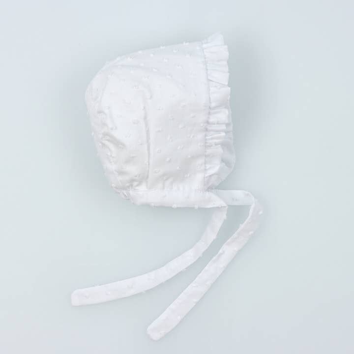 Bonnet pour Bébé en Coton Plumetis pour la vente par Bean Baby Clothes