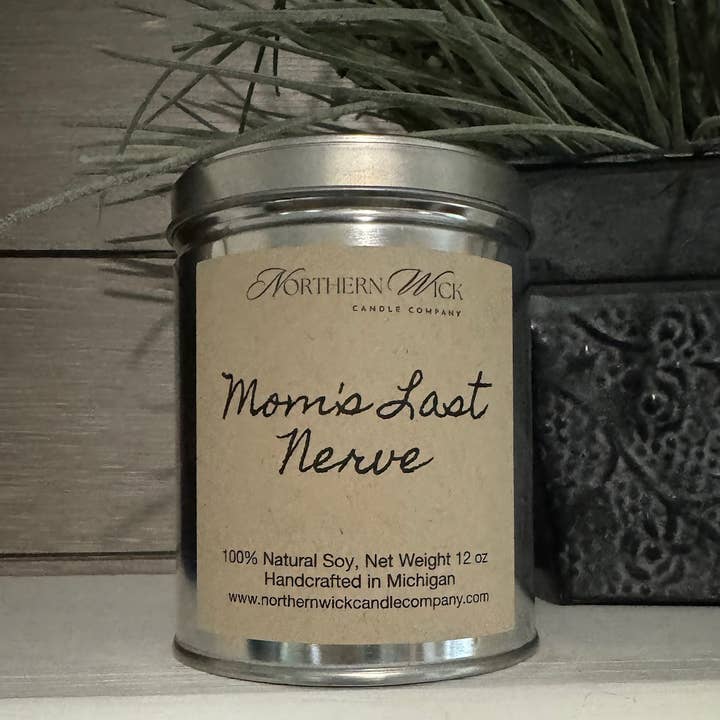 Kaars van 100% soja, 12 oz tinnen houten lont - Mom's Last Nerve voor wholesale door Northern Wick Candle Company