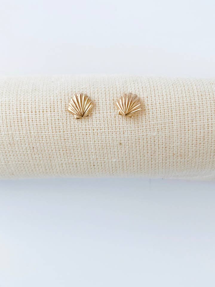 Boucles d'oreilles clous coquille de pétoncle de baie pour la vente par Where Watermelons Grow