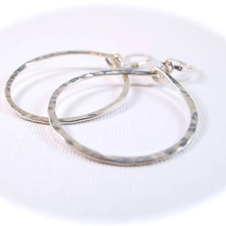 Boucles d'oreilles cercle martelé en argent sterling pour la vente par Floweredsky Designs