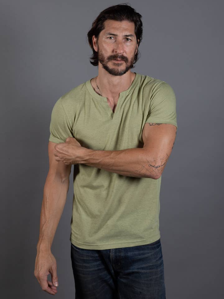 Tri-blend V-hals T-shirt voor heren voor wholesale door Mika Jaymes