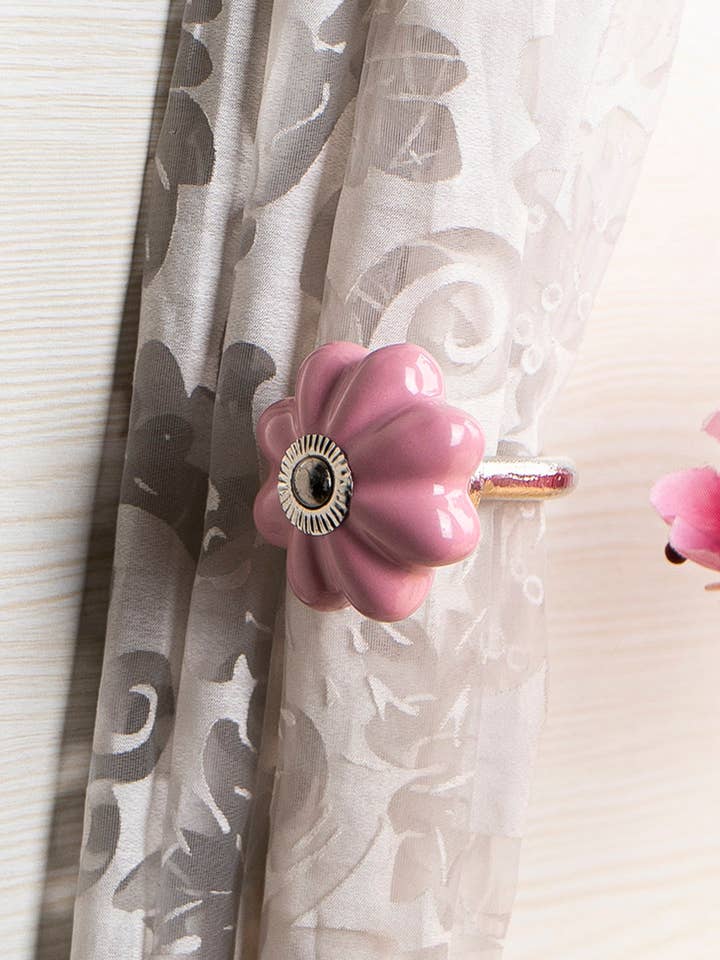 Crochet à rideau en céramique simple peint à la main rose, crochet antique (lot de 2) pour la vente par KNOBCO