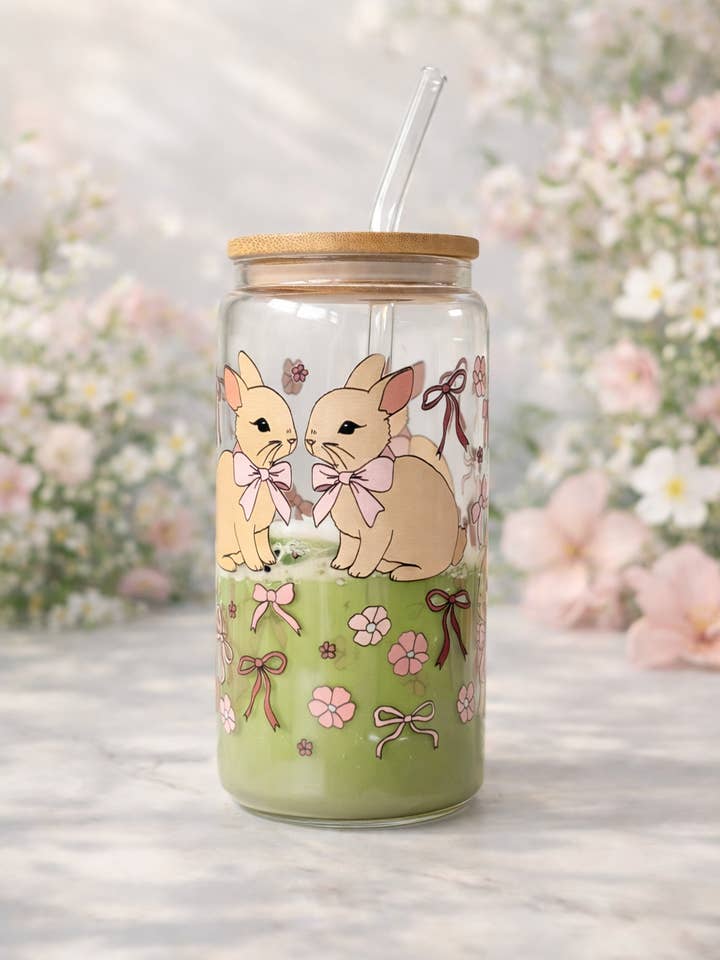 Gobelet en verre « Lapin beige » imprimé recto‑verso + couvercle et paille pour la vente par the cute cloud