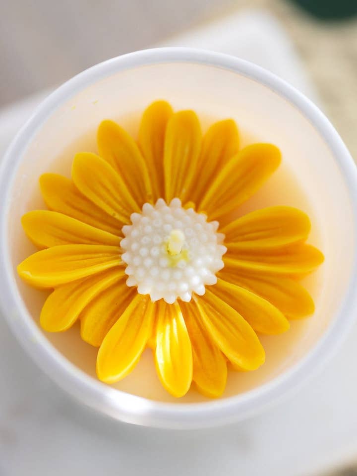 Daisy flower candle, Soy candle, flower candle favor for wholesale by MySunshineCandless