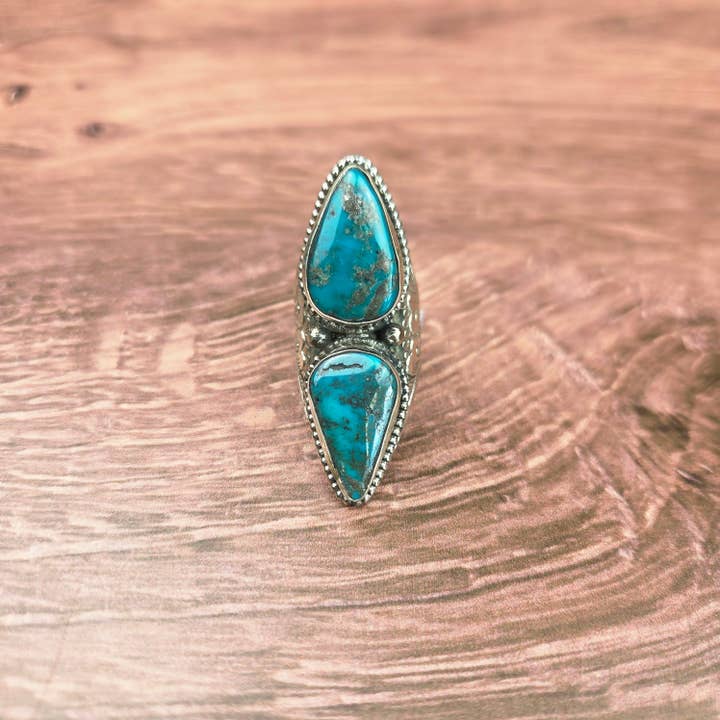 Bague ajustable tibétaine en turquoise véritable pour la vente par ZINC Designs